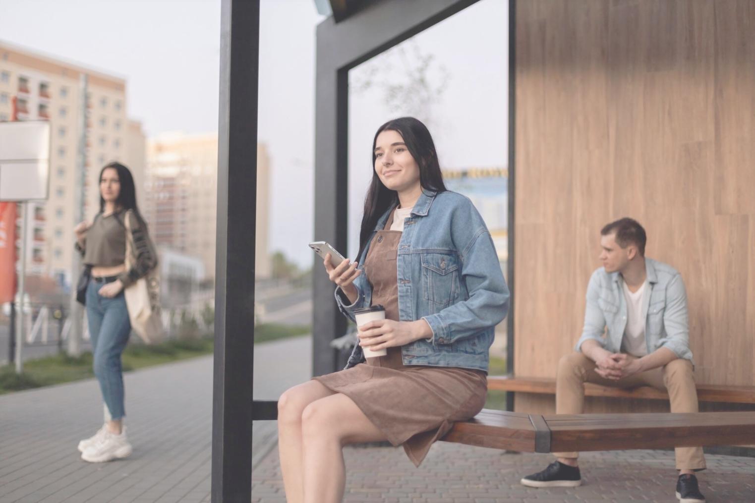 Atelier d'écriture créative avec participants concentrés