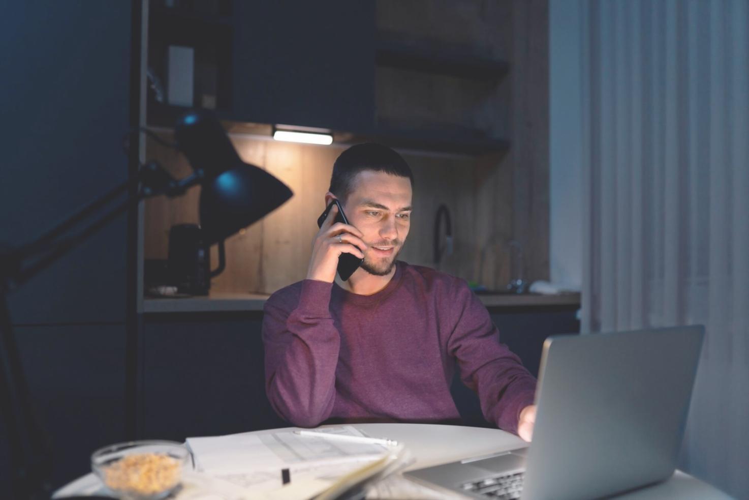 Écrivain concentré travaillant sur son manuscrit