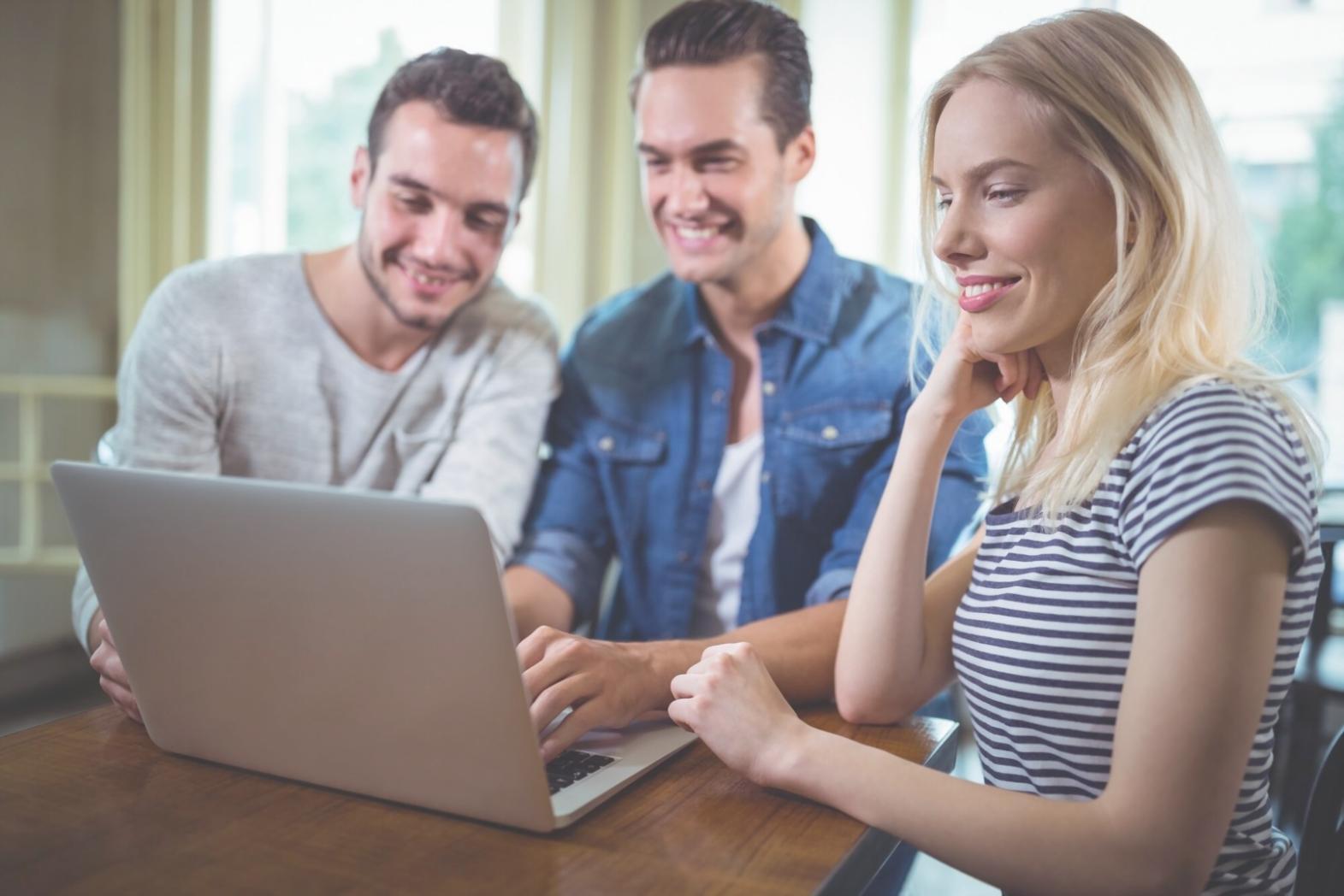 Groupe d'étudiants discutant autour d'une table de travail